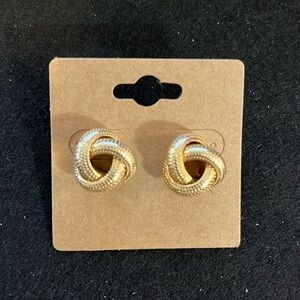 Gold tone knot earrings no markings